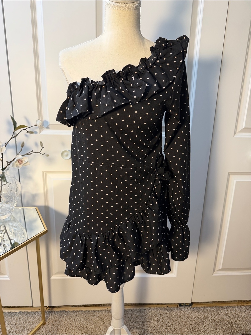 Boohoo Black and White Polka Dot One-Shoulder Ruffle Mini Dress Bell Sleeve sz 6